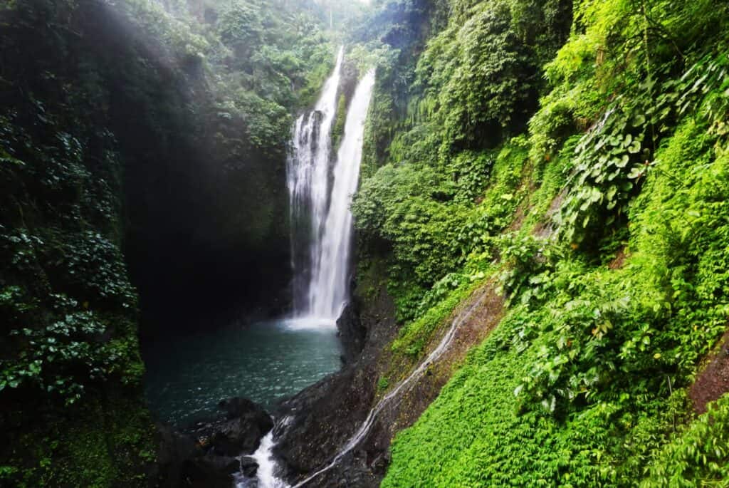 Trekking, toboggan et chutes d'eau de Sambangan