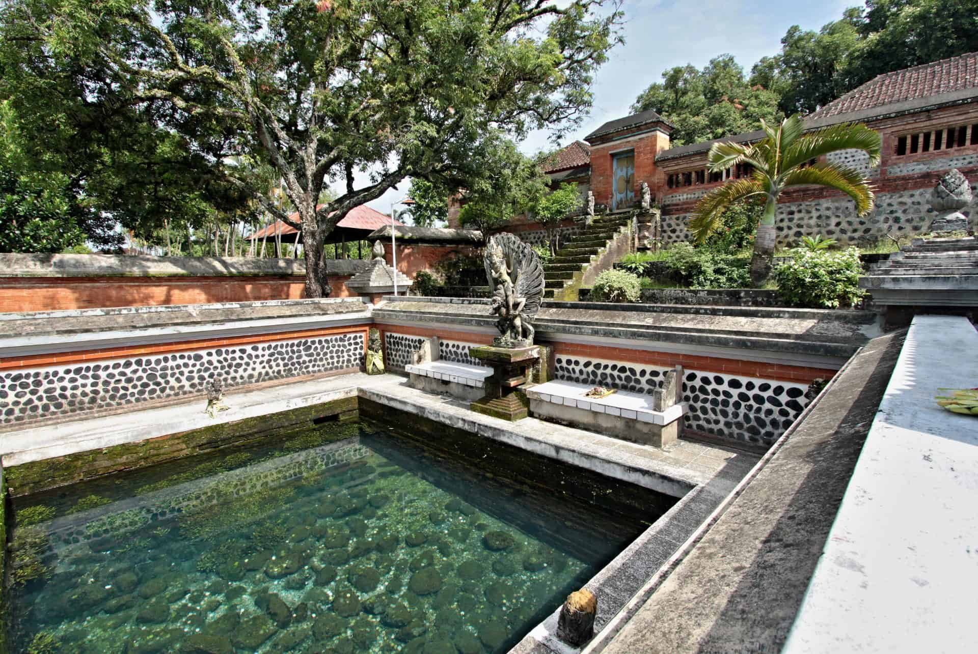 temple pura lingsar