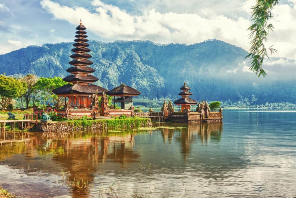 Dauphins, temple Ulun Danu et cascade de Banyumala