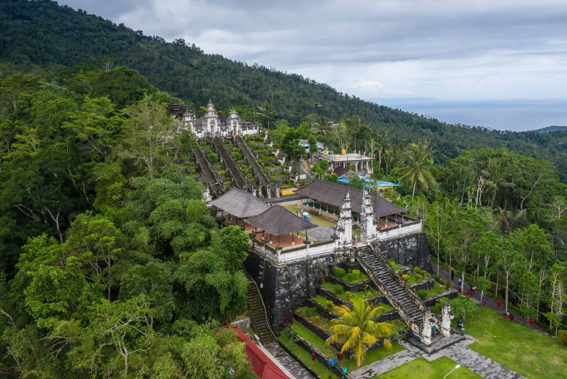 vue aerienne du temple lempuyang