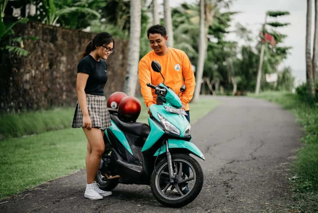 Leçon de conduite de scooter avec un instructeur