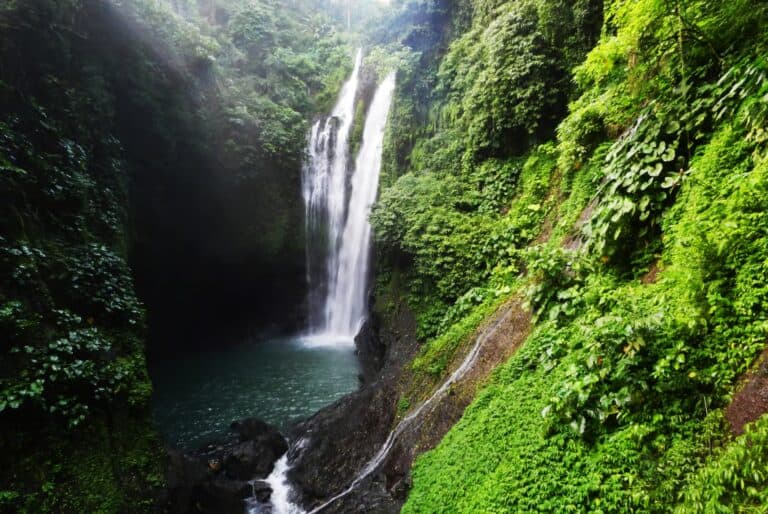 Trekking, toboggan et saut aux chutes d'eau de Sambangan