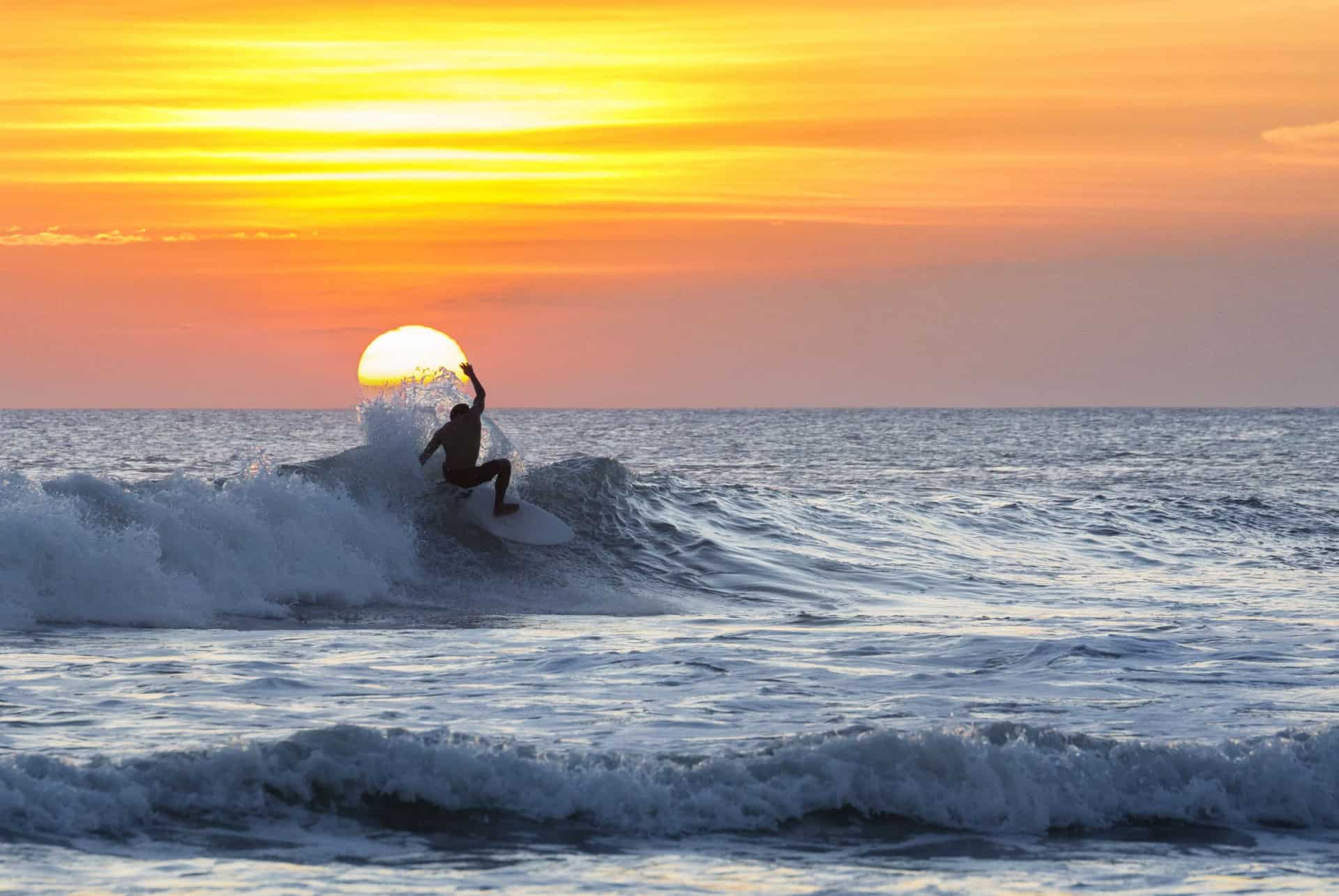 kuta coucher soleil surfeur