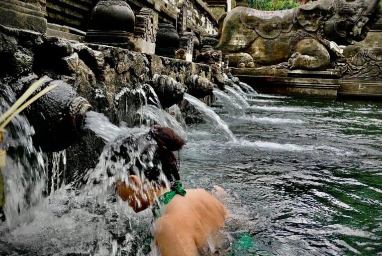 Visite au temple Tirta Empul avec purification spirituelle